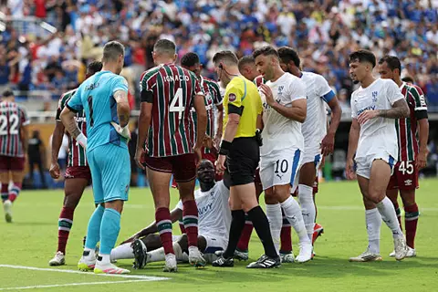 كوليبالي يهاجم حكم مباراة الهلال وفلومينينسي: لم يقم بعمله